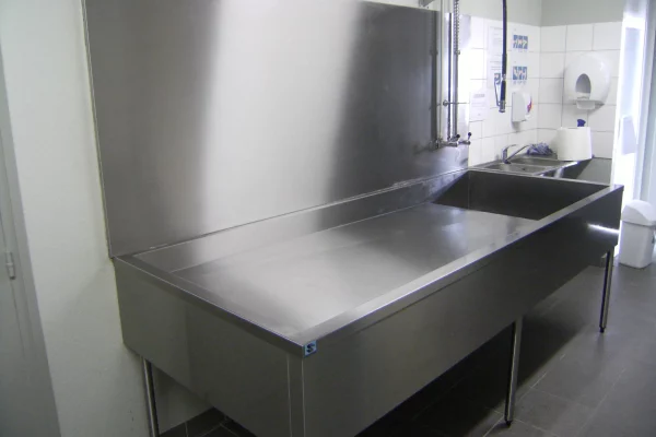 equipement-industriel-inox-convoyeur-inox-table-decoupe-inox-agroalimentaire-savinox-chaudronnerie-mettalerie-inox-sur-mesure-nantes-01