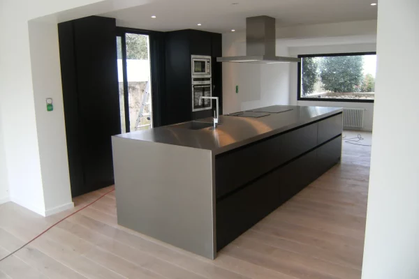 mobilier-inox-cuisine-residentielle-pour-architectes-agenceurs-savinox-chaudronnerie-mettalerie-inox-sur-mesure-nantes-12